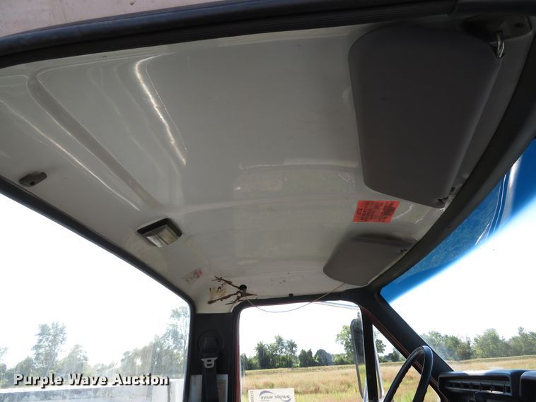 image for item DH1572 1999 Ford F800 utility truck