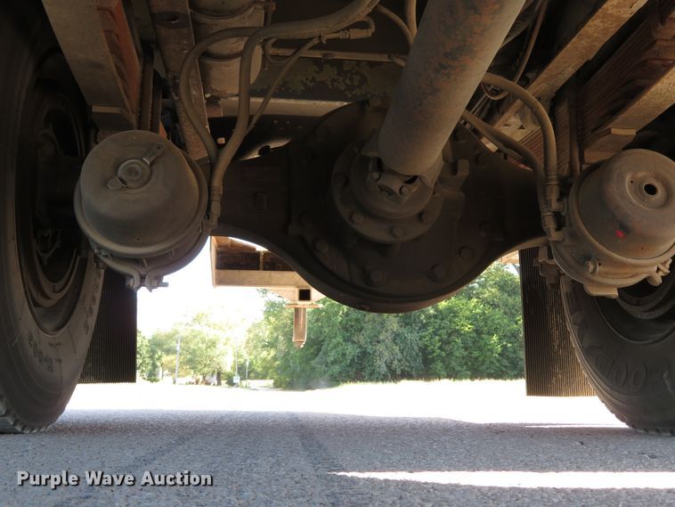 image for item DH1572 1999 Ford F800 utility truck