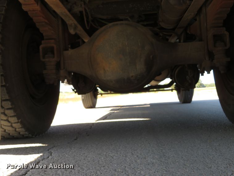 image for item DH1572 1999 Ford F800 utility truck