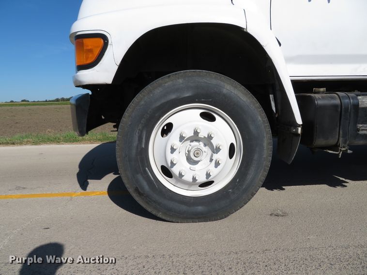 image for item DH1572 1999 Ford F800 utility truck