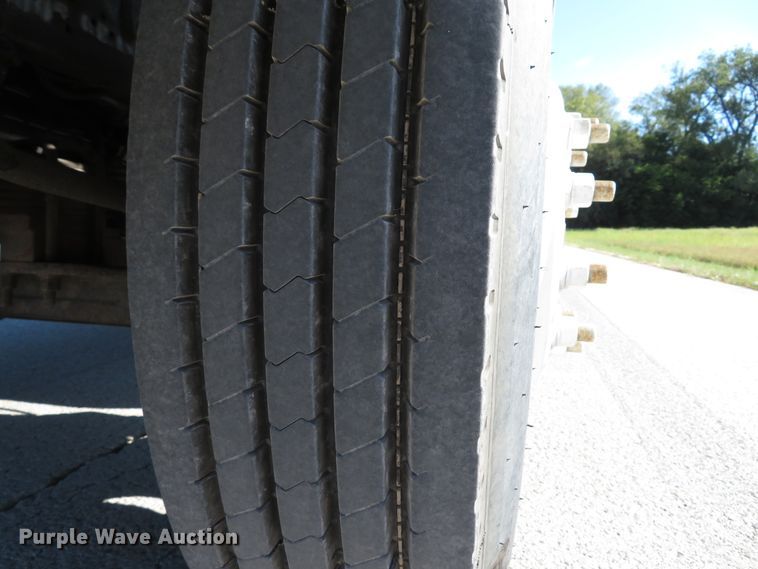 image for item DH1572 1999 Ford F800 utility truck