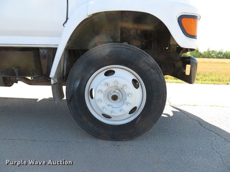 image for item DH1572 1999 Ford F800 utility truck