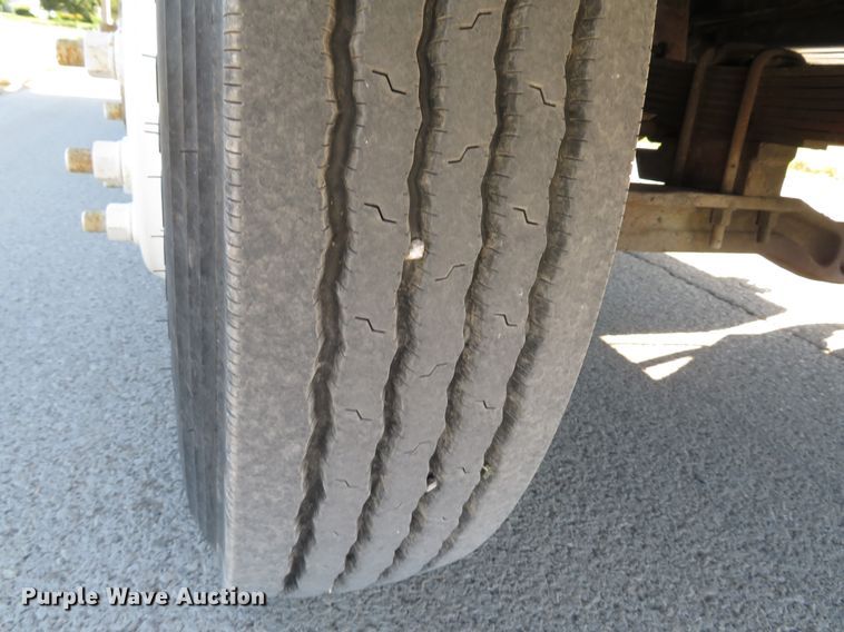 image for item DH1572 1999 Ford F800 utility truck