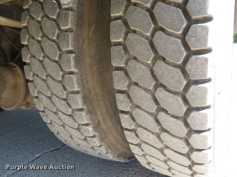 image for item DH1572 1999 Ford F800 utility truck