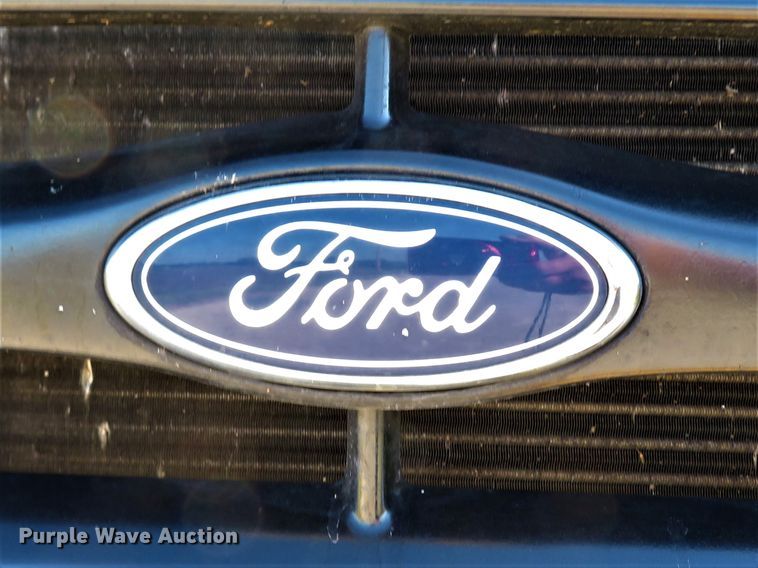 image for item DH1572 1999 Ford F800 utility truck