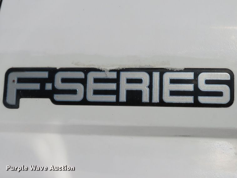 image for item DH1572 1999 Ford F800 utility truck