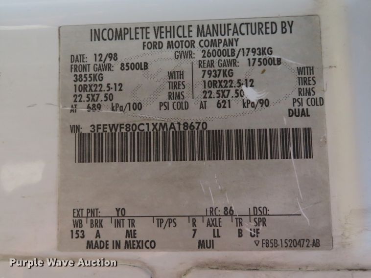 image for item DH1572 1999 Ford F800 utility truck