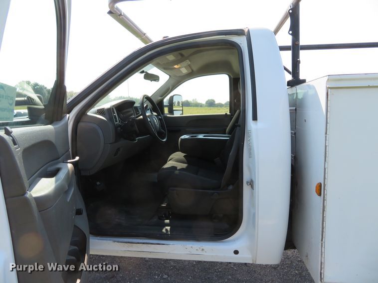 image for item DH1579 2011 Chevrolet Silverado 3500HD utility bed pickup truck