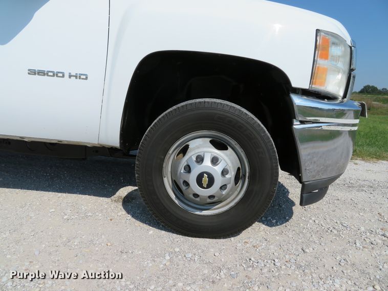 image for item DH1579 2011 Chevrolet Silverado 3500HD utility bed pickup truck