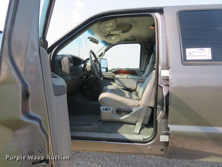 image for item DH1584 2002 Ford F350 Super Duty Lariat Crew Cab pickup truck