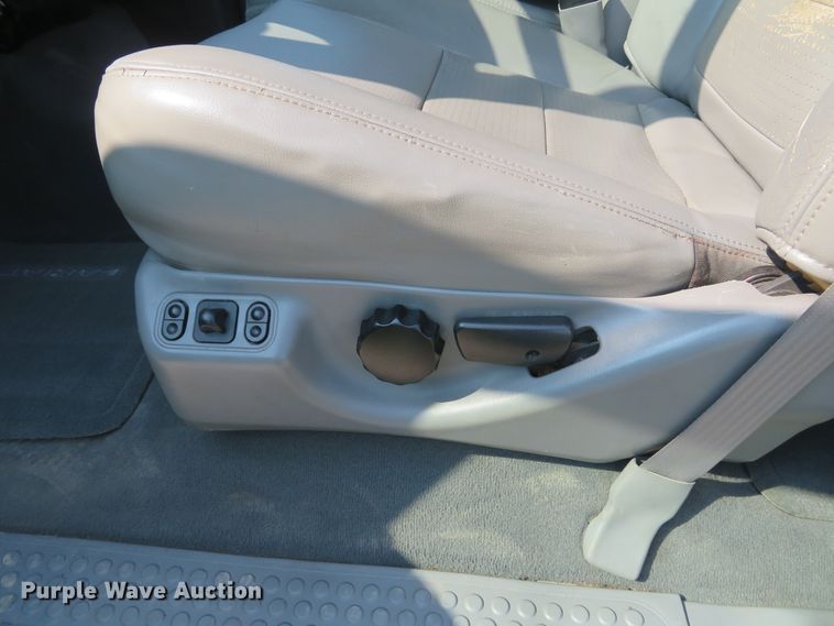 image for item DH1584 2002 Ford F350 Super Duty Lariat Crew Cab pickup truck