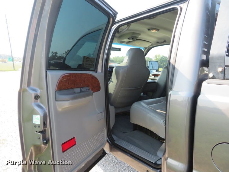 image for item DH1584 2002 Ford F350 Super Duty Lariat Crew Cab pickup truck