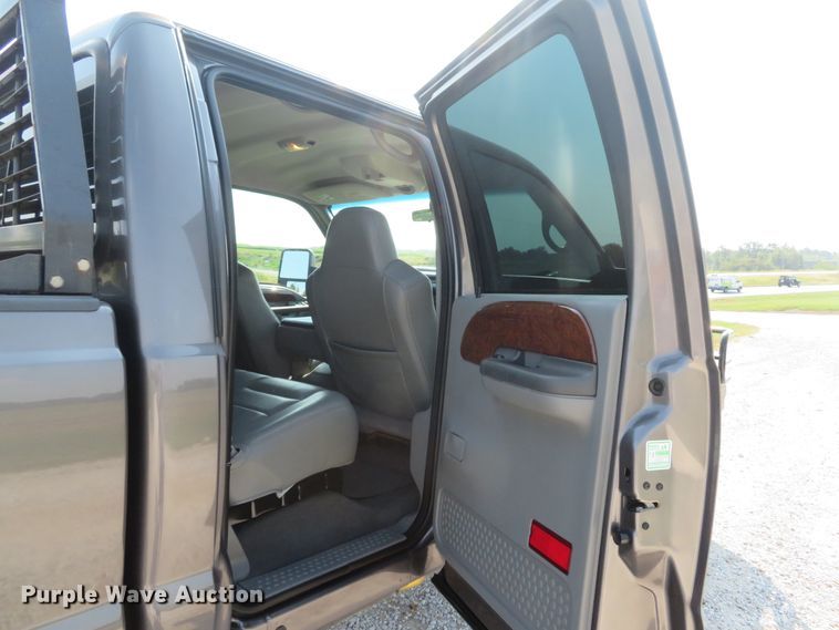 image for item DH1584 2002 Ford F350 Super Duty Lariat Crew Cab pickup truck