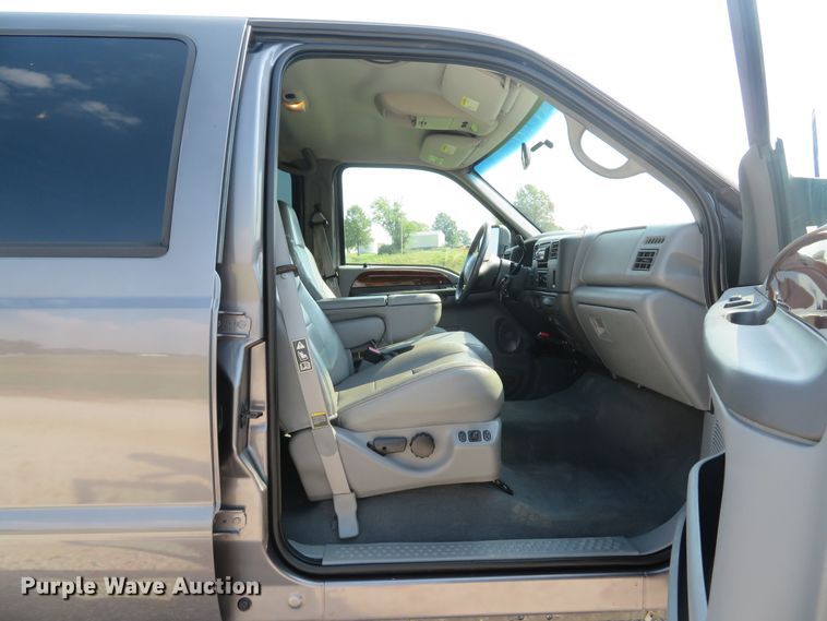 image for item DH1584 2002 Ford F350 Super Duty Lariat Crew Cab pickup truck