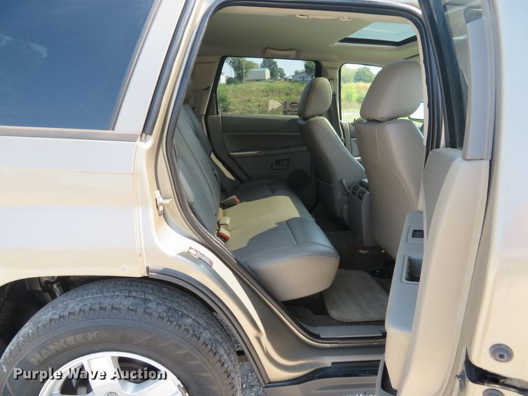 image for item DH1585 2005 Jeep Grand Cherokee Laredo SUV