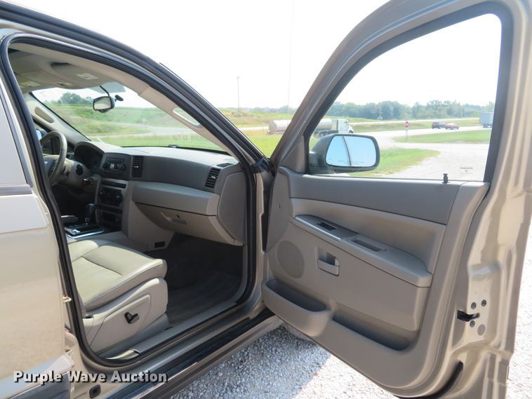 image for item DH1585 2005 Jeep Grand Cherokee Laredo SUV