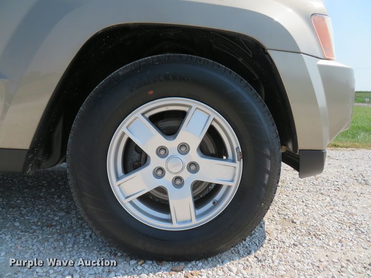 image for item DH1585 2005 Jeep Grand Cherokee Laredo SUV