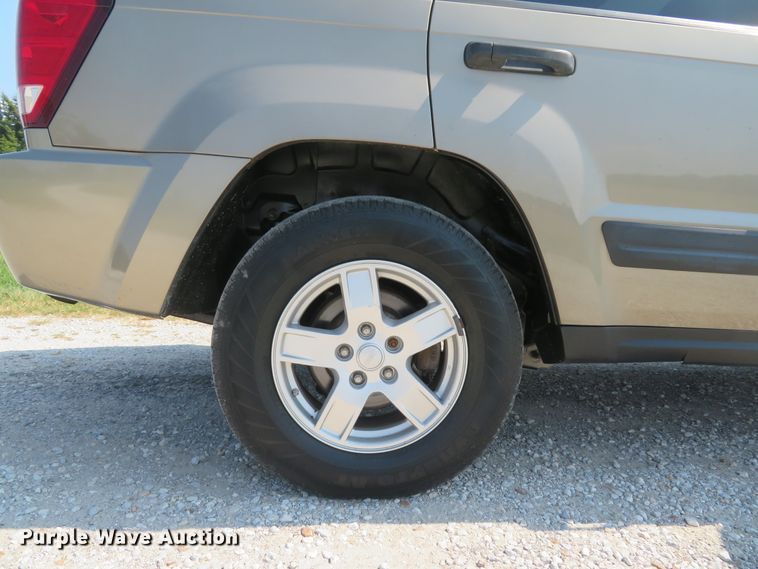 image for item DH1585 2005 Jeep Grand Cherokee Laredo SUV