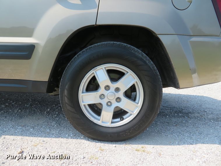 image for item DH1585 2005 Jeep Grand Cherokee Laredo SUV