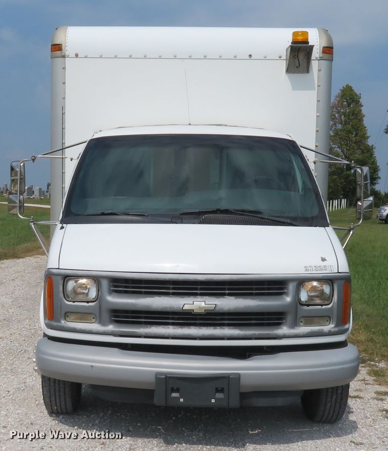 image for item DH1586 2002 Chevrolet Express G3500 box truck