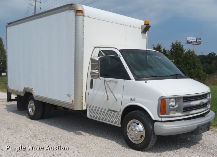 image for item DH1586 2002 Chevrolet Express G3500 box truck