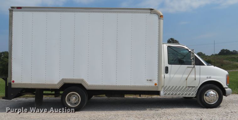 image for item DH1586 2002 Chevrolet Express G3500 box truck