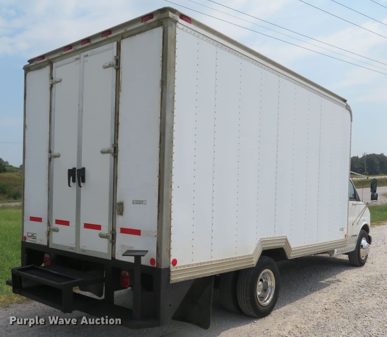 image for item DH1586 2002 Chevrolet Express G3500 box truck