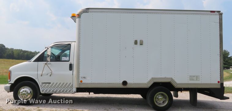 image for item DH1586 2002 Chevrolet Express G3500 box truck