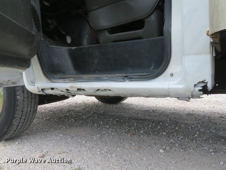 image for item DH1586 2002 Chevrolet Express G3500 box truck