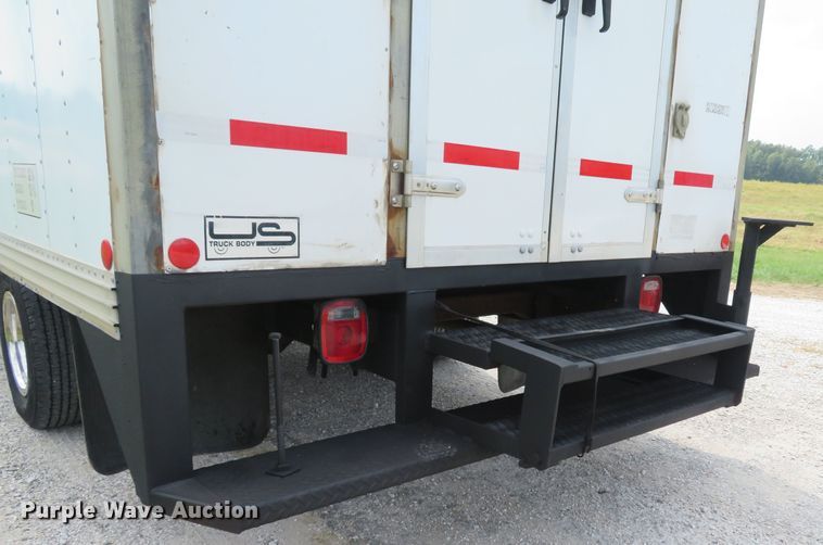 image for item DH1586 2002 Chevrolet Express G3500 box truck