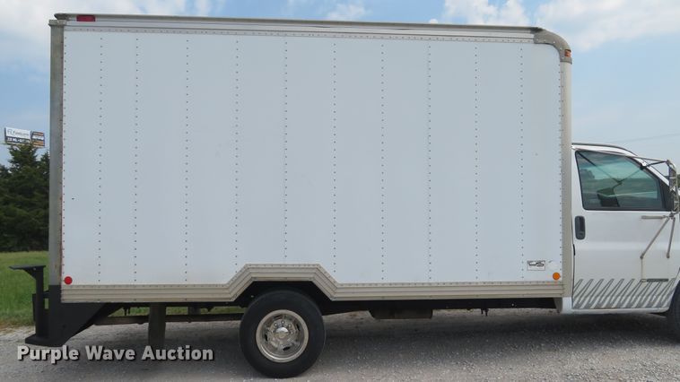image for item DH1586 2002 Chevrolet Express G3500 box truck