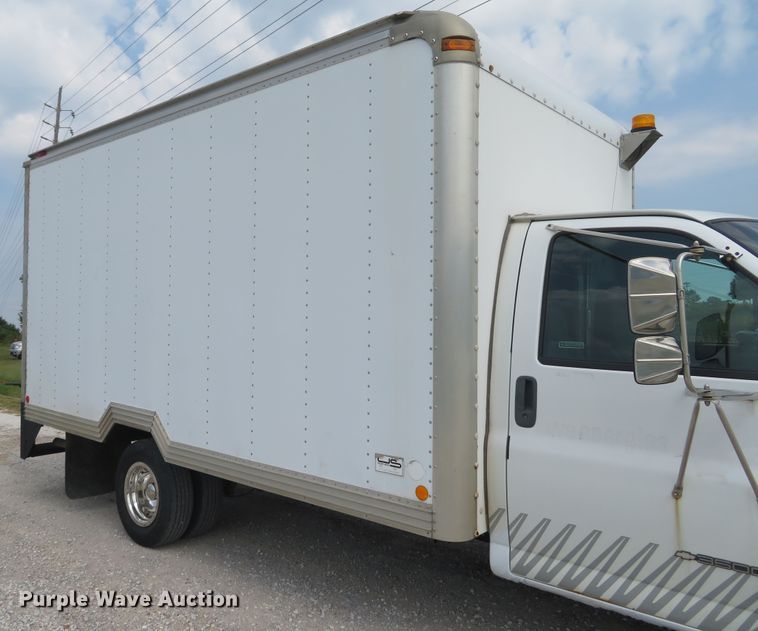 image for item DH1586 2002 Chevrolet Express G3500 box truck