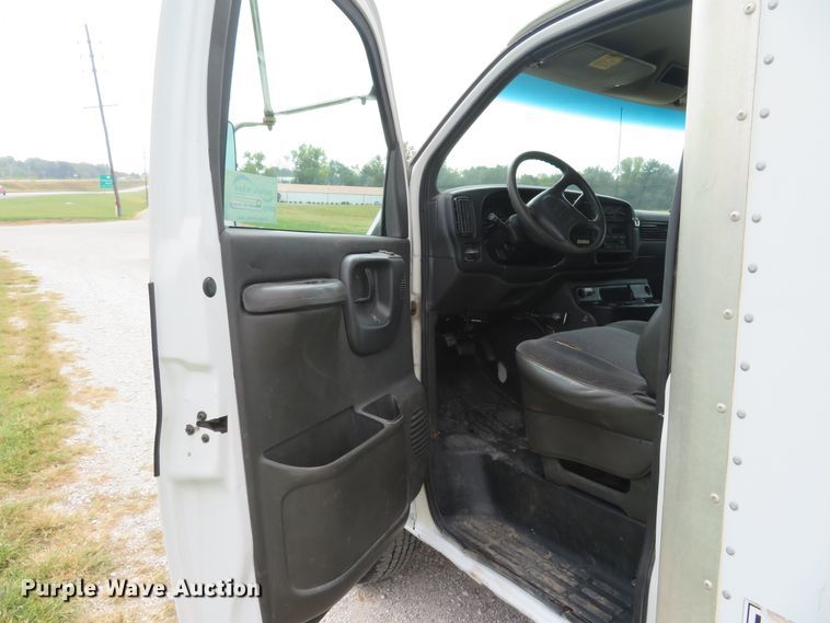 image for item DH1586 2002 Chevrolet Express G3500 box truck