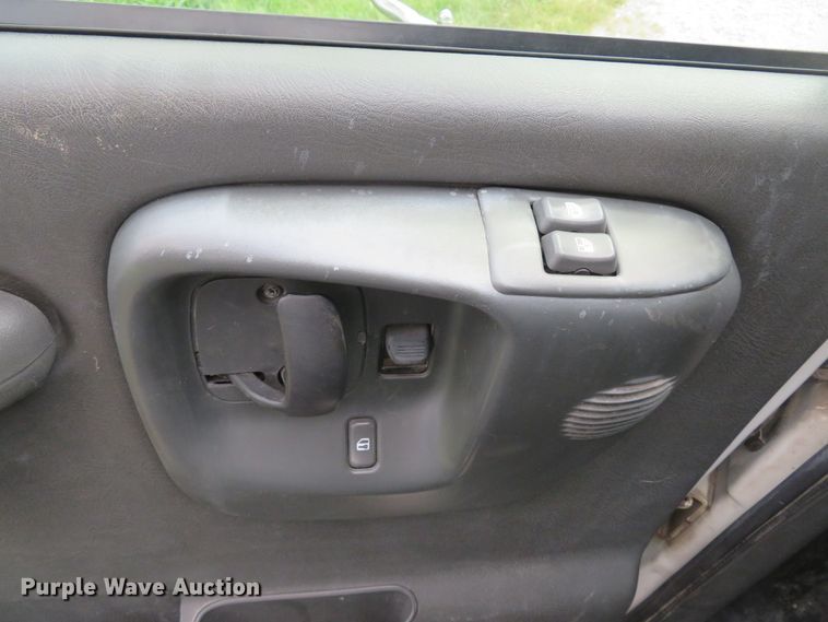 image for item DH1586 2002 Chevrolet Express G3500 box truck