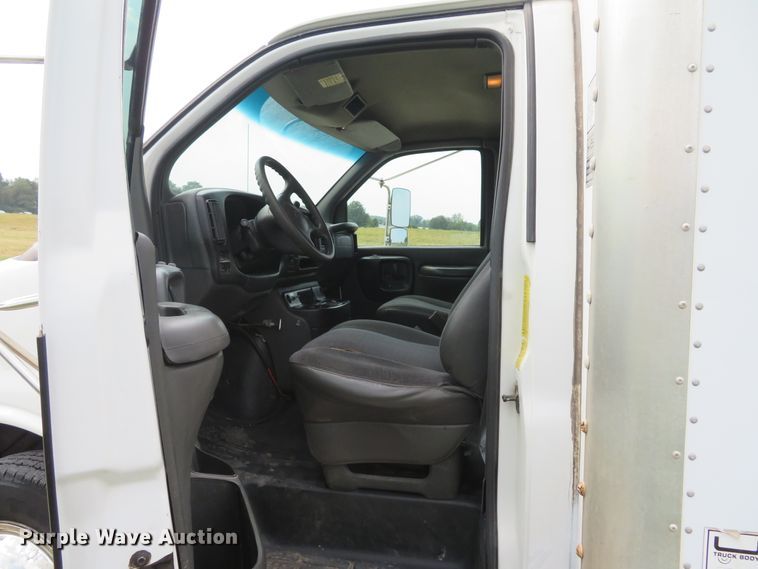image for item DH1586 2002 Chevrolet Express G3500 box truck