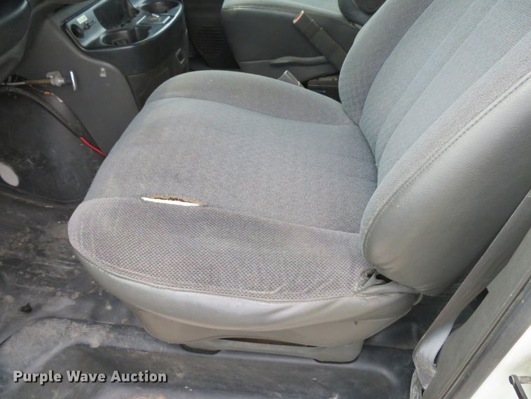 image for item DH1586 2002 Chevrolet Express G3500 box truck