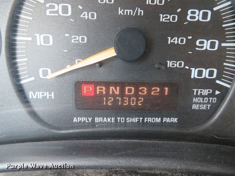 image for item DH1586 2002 Chevrolet Express G3500 box truck