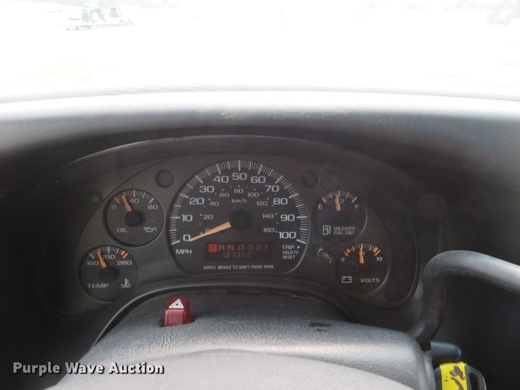 image for item DH1586 2002 Chevrolet Express G3500 box truck