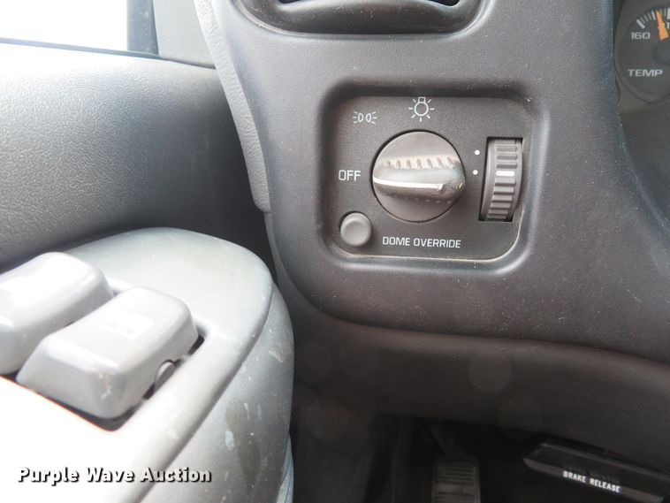 image for item DH1586 2002 Chevrolet Express G3500 box truck