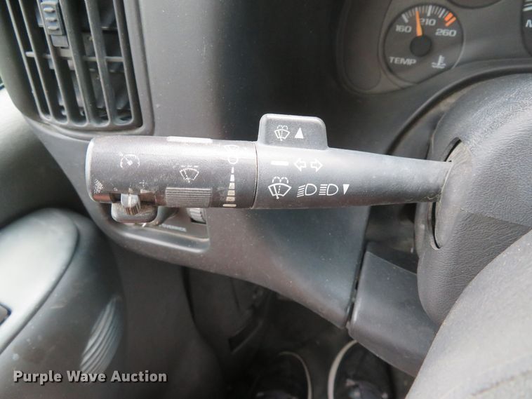 image for item DH1586 2002 Chevrolet Express G3500 box truck