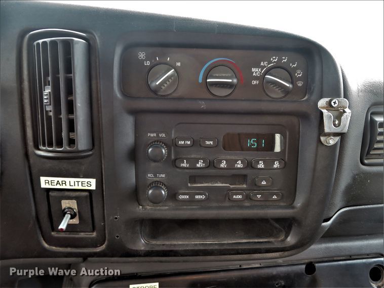 image for item DH1586 2002 Chevrolet Express G3500 box truck