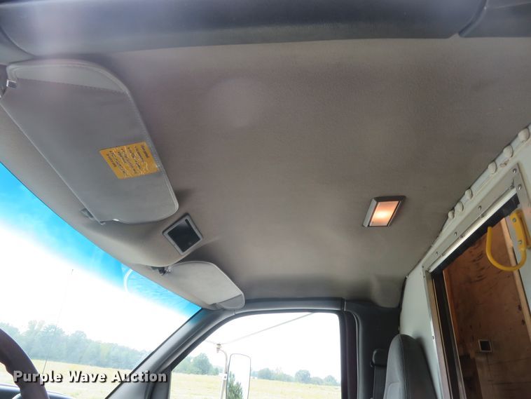 image for item DH1586 2002 Chevrolet Express G3500 box truck