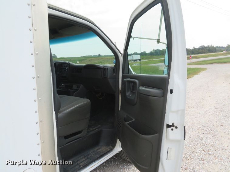 image for item DH1586 2002 Chevrolet Express G3500 box truck