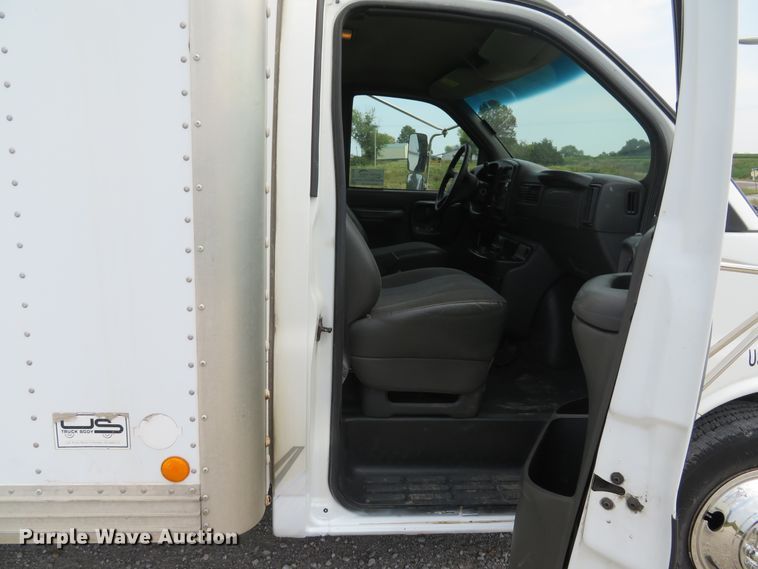 image for item DH1586 2002 Chevrolet Express G3500 box truck