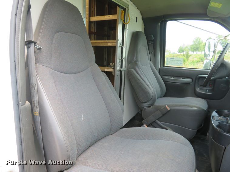 image for item DH1586 2002 Chevrolet Express G3500 box truck