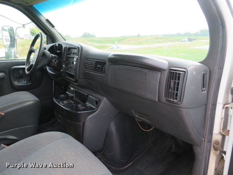 image for item DH1586 2002 Chevrolet Express G3500 box truck