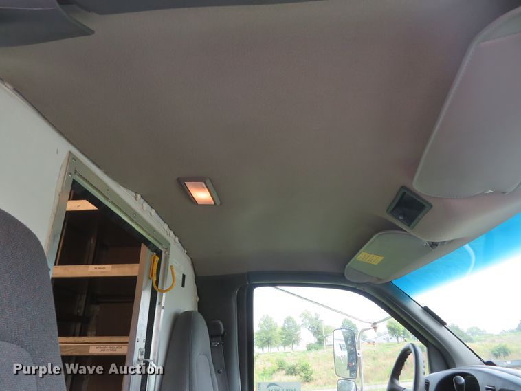 image for item DH1586 2002 Chevrolet Express G3500 box truck