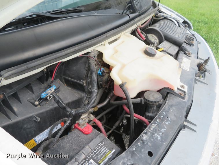 image for item DH1586 2002 Chevrolet Express G3500 box truck