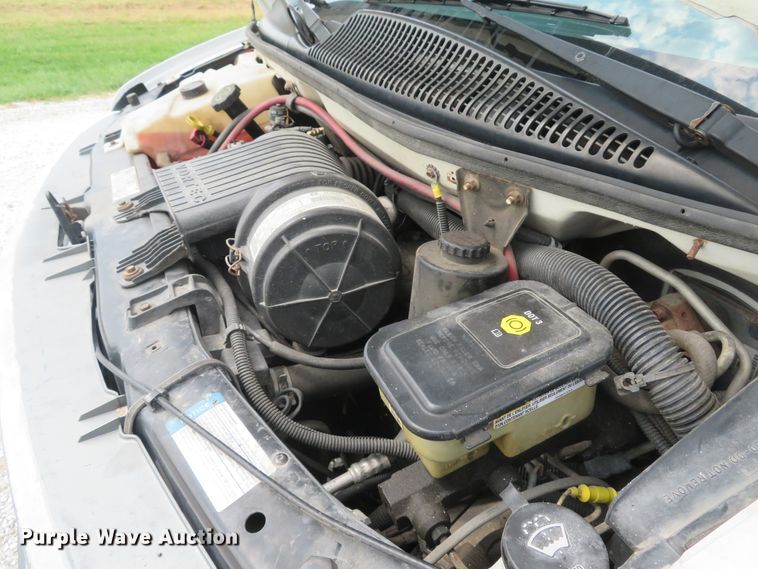 image for item DH1586 2002 Chevrolet Express G3500 box truck