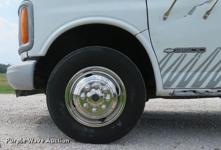 image for item DH1586 2002 Chevrolet Express G3500 box truck